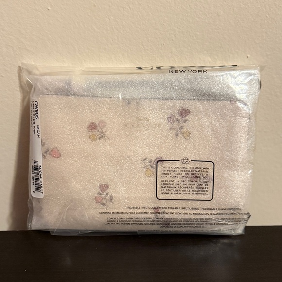 Coach Corner Zip Wristlet with Heart Print in Gold/Chalk Multi Coated Canvas NWT - Picture 5 of 11